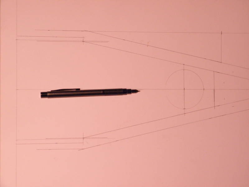 Der zeichnerische Entwurf der Hinterradgabel, der Stift diente nur der Kamera zum Scharfstellen als Kontrast :)
