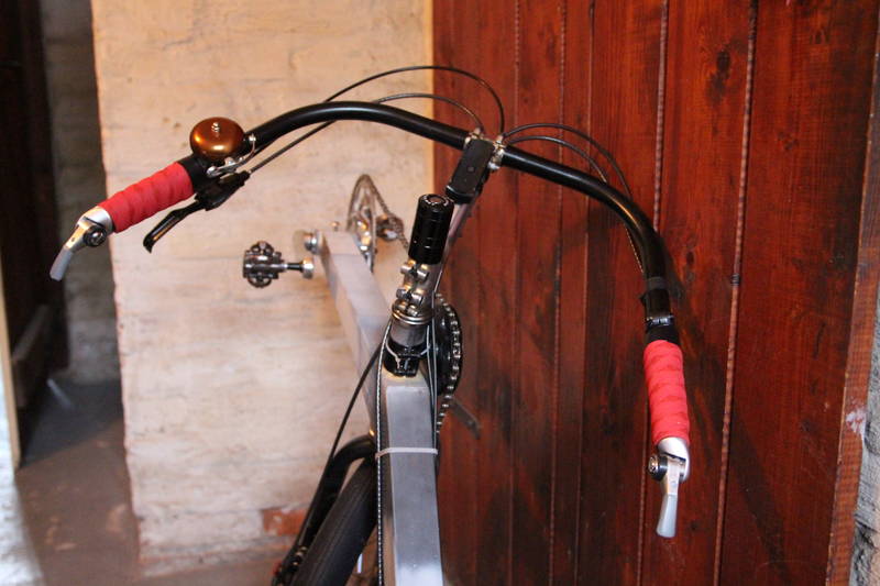 Das Cockpit des Tandems mit Lenkerband und Glocke.

