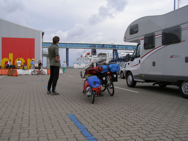 In Sassnitz fuhren wir vom Bahnhof aus ein paar Kilometer, um den Fährhafen zu erreichen. Dort angekommen wieder das bekannte Bild: Massig Schweden, die sich ihre Autos oder Fahrräder mit Alkohol vollknallen.