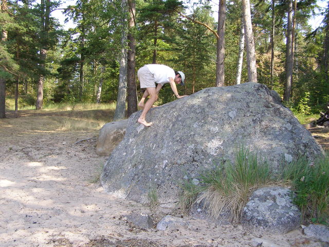 Zwar nicht ganz so hoch wie das Zittauer Gebirge, aber immerhin. Marek hat an einigen Felsen seine Kletterfähigkeiten probiert.