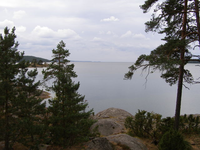 Blick von einem Felsen auf den Vättern