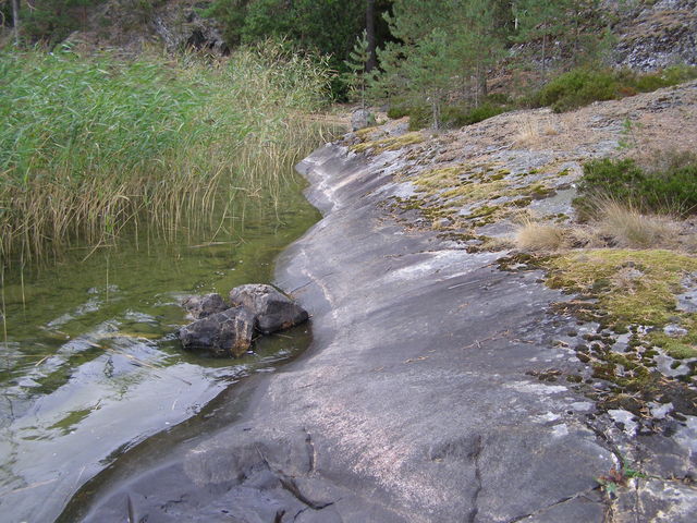 Vom Wasser gerundete Felsen