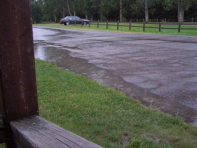 Da hatte uns der Regen mit voller Wucht wieder :-( Am Abend vor unserem Abreisetag auf dem Campingplatz. Wir sitzen auf der 