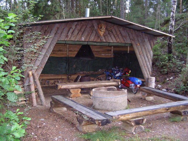 Hier ist es schon besser: Mitten im Wald, tief drinnen am Ende eines kleinen Weges. Hier koche ich abends auch noch, ehe es dann wieder zu regnen beginnt. Ich schlafe unter dem schützenden Dach und wache gegen 23:30 Uhr auf, als geschätzt 3 Jugendliche das Echo testen wollen. Aggressive Schreie, die mich hoffen lassen, dass sie das Ende dieses Weges nicht finden. Nach ca. einer Viertelstunde ist der Spuk vorbei, ich höre Autotüren krachen, dann ein startender Motor und dann fahren sie davon und es wird wieder absolut still.