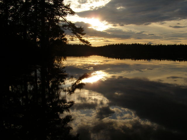 Vorher bezauberte jedoch noch dieser Sonnenuntergang am angrenzenden See