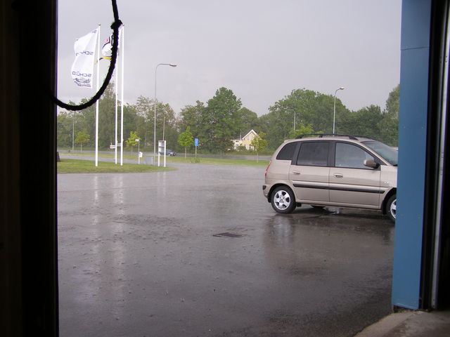 Doch, es ist. Ich konnte mich in eine Autowerkstatt flüchten, wo ich dann in den Verkaufsraum eingeladen wurde, um den Regen abzuwarten.