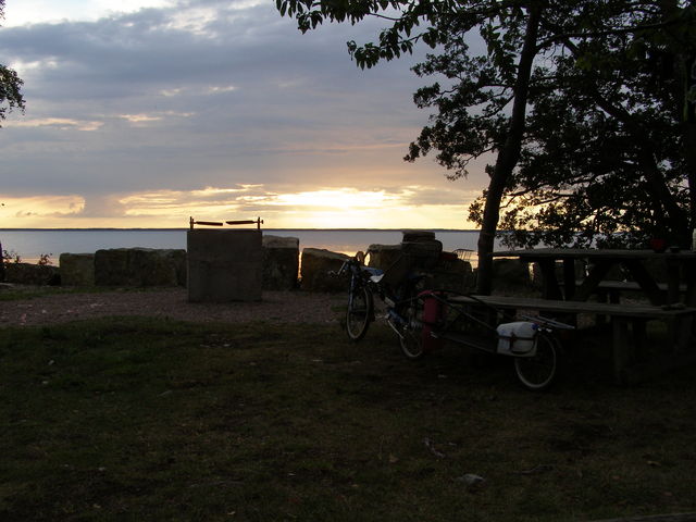 Campingplatz in Hällekis direkt am Vänern. Nicht sonderlich billig, nur guter Zugang zum See und keine guten Alternativen ringsrum gefunden. Im Küchenraum blöken verzogene Kinder in einem total dämlichen deutschen Dialekt vor sich hin 