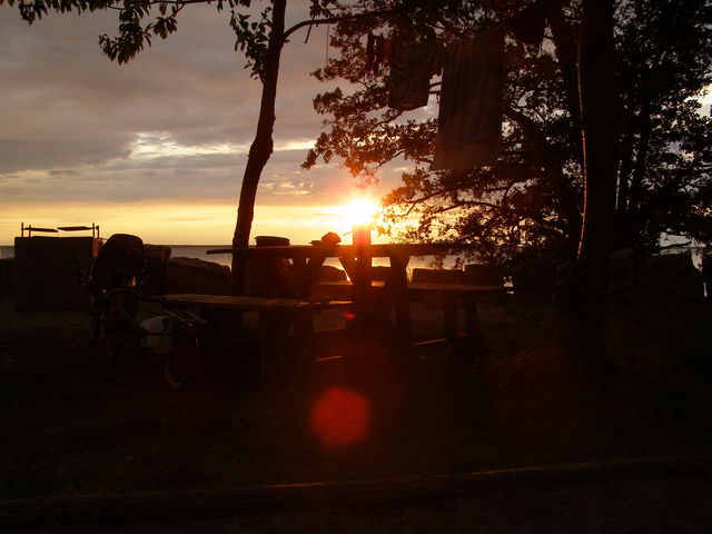 Sonnenuntergang zwischen Klamotten, die zum Trocknen hängen, und dem Kochtopf, in dem der Beutelreis noch schmort.