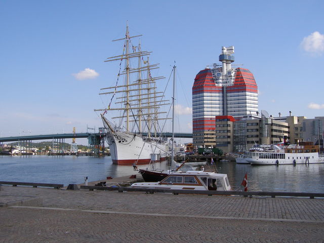 Die Barken Viking und dahinter der Utkiken.