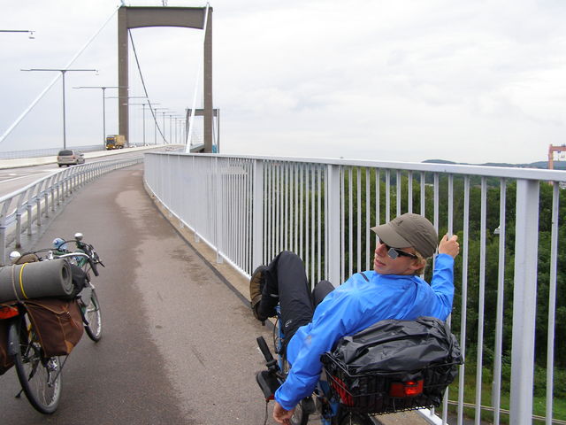 Ich mit Flevo auf Älvsborgbron. Nachdem auch der Sonntag wieder lange Zeit sehr nass war, sind wir erst spät aufgebrochen. Per-Eric wollte in Richtung Uppsala, ich wollte auch erstmal nur raus aus der Stadt. Also fuhren wir gemeinsam, abends aus Göteborg heraus, nicht ohne vorher noch etwas Sightseeing zu betreiben.