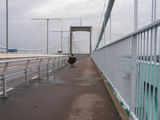 Kleines Liegerad auf großer Brücke