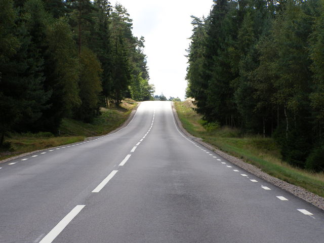 Weite, schwedische Landstraßen - und kaum Radfahrer überland. Dennoch reagieren Autofahrer sehr gelassen auf Radfahrer, was das Fahren äußerst angenehm macht.