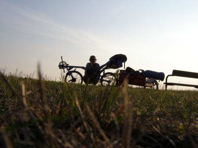 Flevo und ich und Kamera im Gras