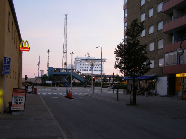 Blick entlang der amerikanischen Botschaft (links) zum Hafen