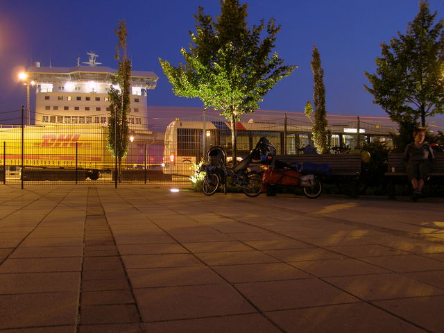 Warten am Hafen und mit Reiseradlern aus Jena quasseln.