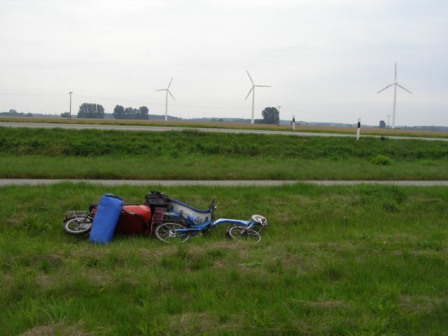 Rad und Fahrer sind von der nächtlichen Fährüberfahrt aber auch später noch müde: Rast auf einem Feld.