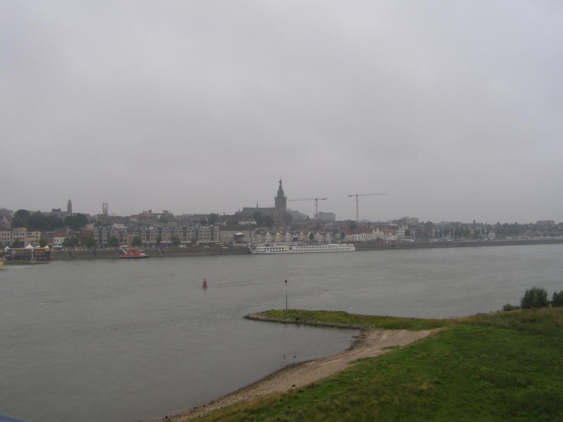 Nijmegen shows up at the river Waal