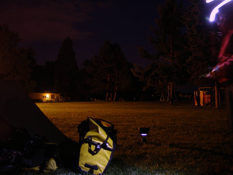 Der erste Campingplatz bei Dunkelheit mit langer Belichtungszeit