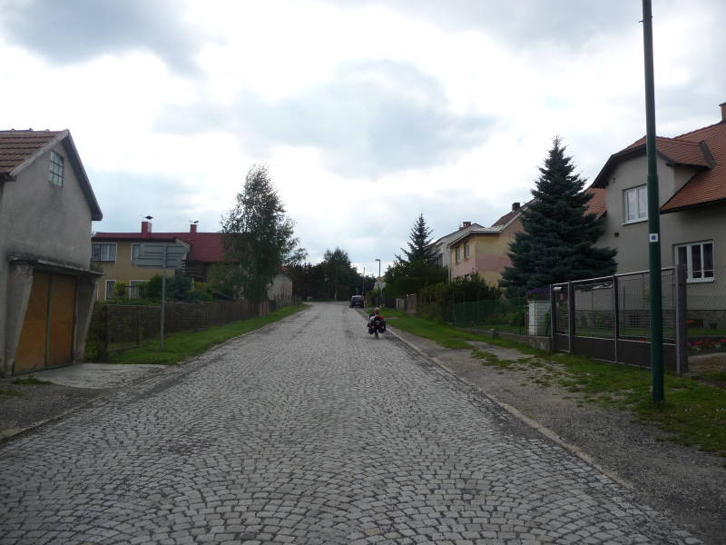 Eine der seltenen Pflasterstraßen in Tschechien