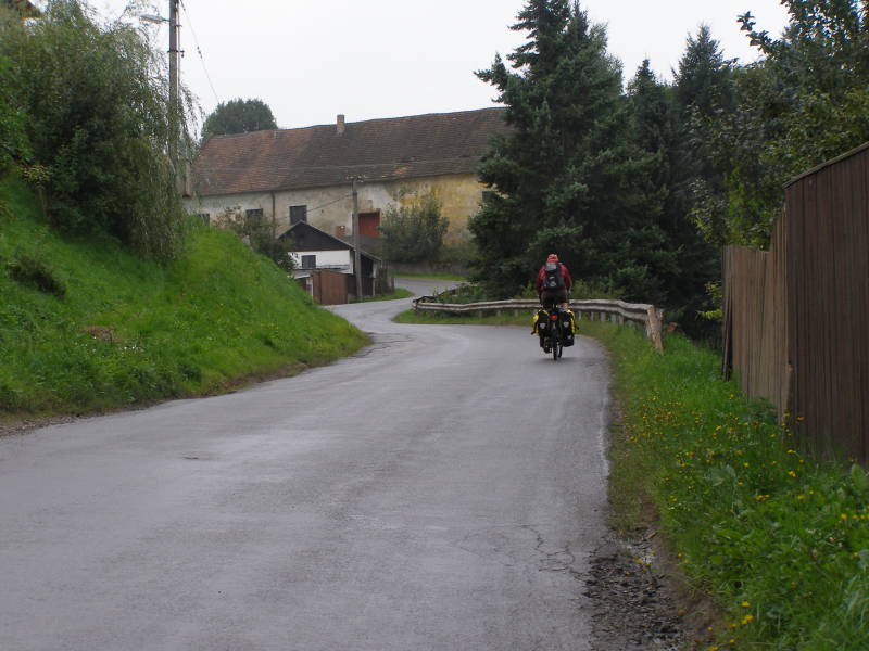 Wieder einmal eine nasse Straße herauf aus einem Tal...