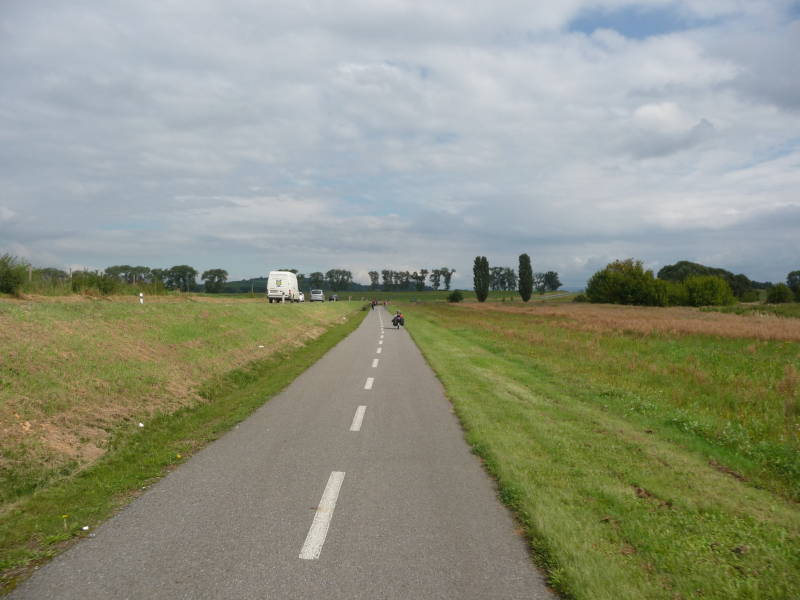 In Tschechien hat man Radwege für sich entdeckt. Sie boomen als Verbindung zwischen den Ortschaften. Dort sind sie auch gut fahrbar. Das Drauf- und Runterkommen von den Wegen ist jedoch meist krampfig und man wiederholt alle Fehler, die man in den 