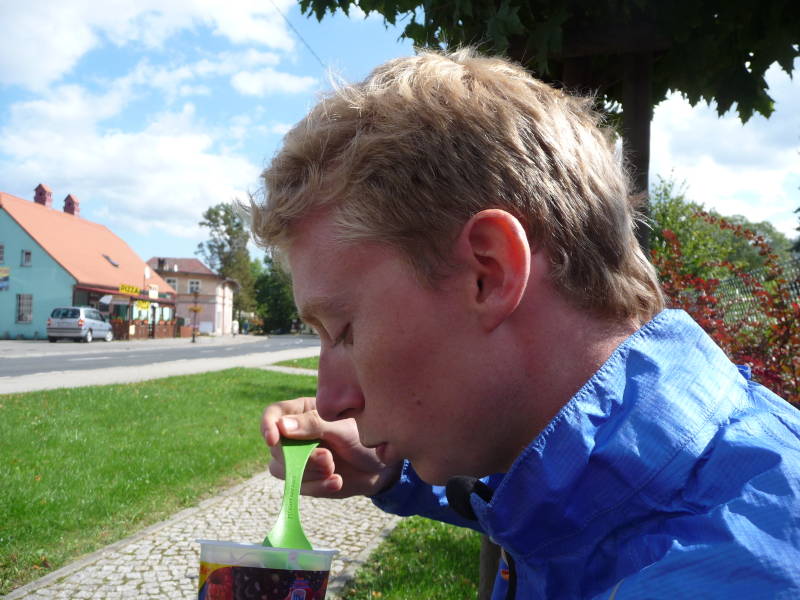 Martin beim Joghurt(schleim)essen. Der letzte Einkaufs- und Esshalt in Polen.