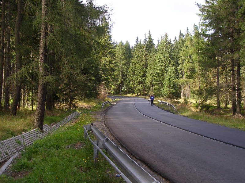 Neue Asphaltdecke auf der Strecke in die Hügel