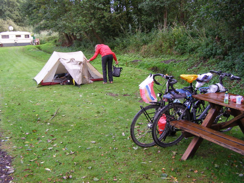 Campingplatz in Bornhöved am frühen Abend bei Regen.
