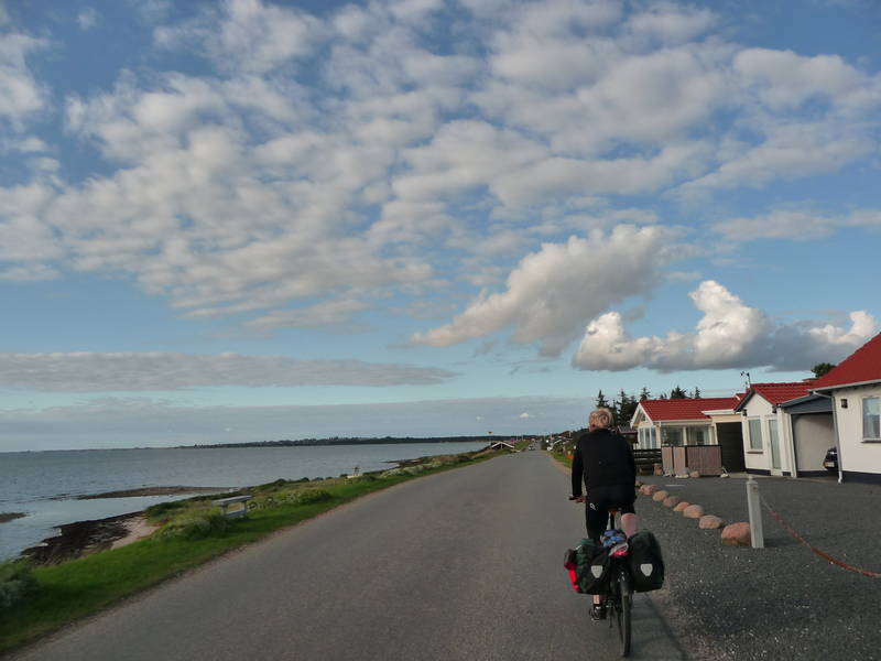Entlang von Ferienhäusern nach Norden zur Halbinsel Reersø.
