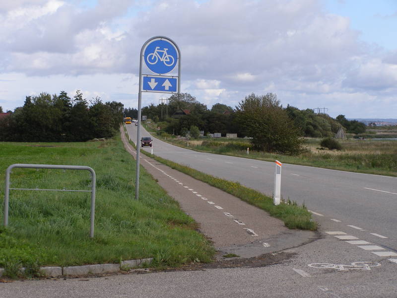 Minimalradweg mit fragwürdigem Konzept (Richtung des Radpiktogramms vs. Beschilderung; Breite)
