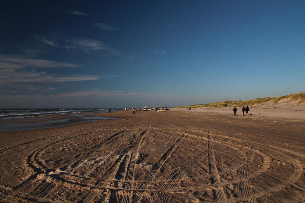 Auch Tversted hat einen kilometerlangen Sandstrand an der Nordsee zu bieten. Charakteristisch für diese Strände in Dänemark ist leider, dass man mit dem Auto darauf herumgurken darf.

