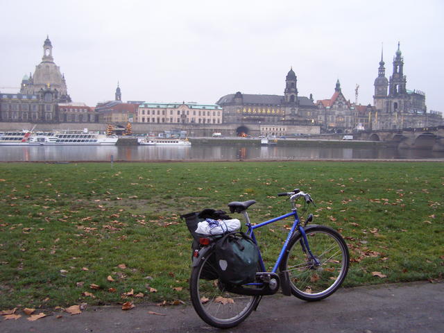Kurz nach dem Start früh in Dresden die Ankunft an der Elbe