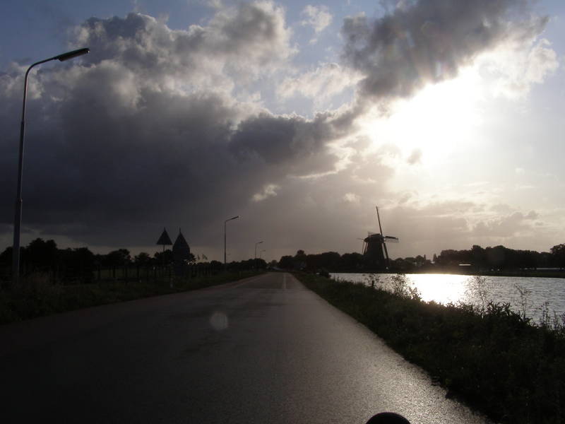 Entlang der Ringvaart auf wieder regennasser Straße.
