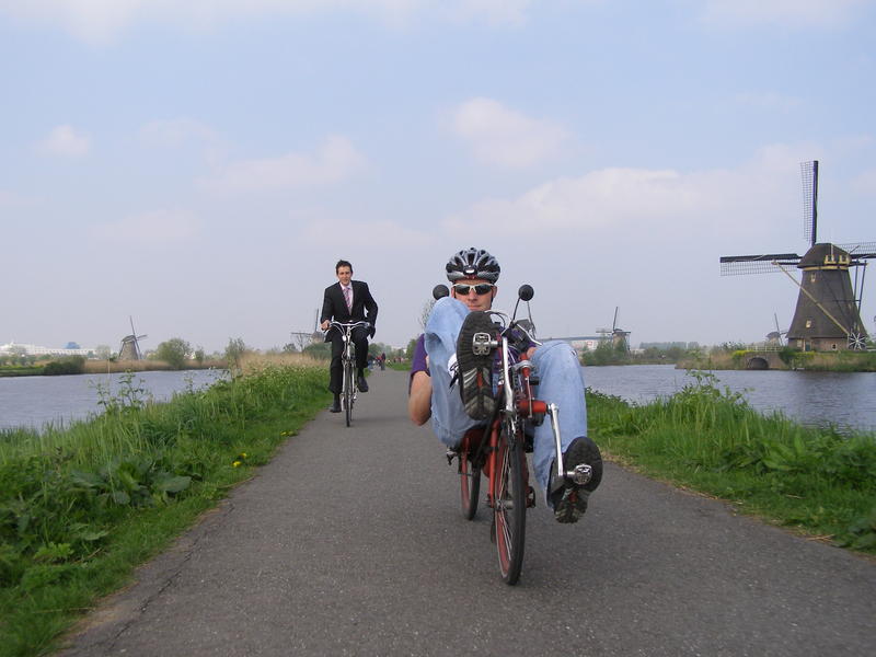 Verschiedene Radfahrer am KinderdijkDifferent styles of cyclists at the Kinderdijk