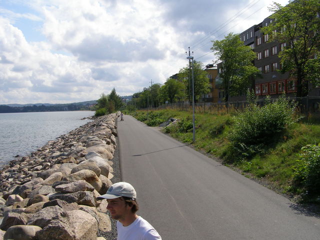 Diese Piste sollte uns zumindest aus Jönköping herausführen. Der Uferradweg, vorbei an einigen Badestellen und kurz vor dem Übergang nach Husqvarna dann steil (und damit meine ich wirklich steil) heraus. Dann war es auch schon aus mit dem Blick auf den See. Aber vorher...