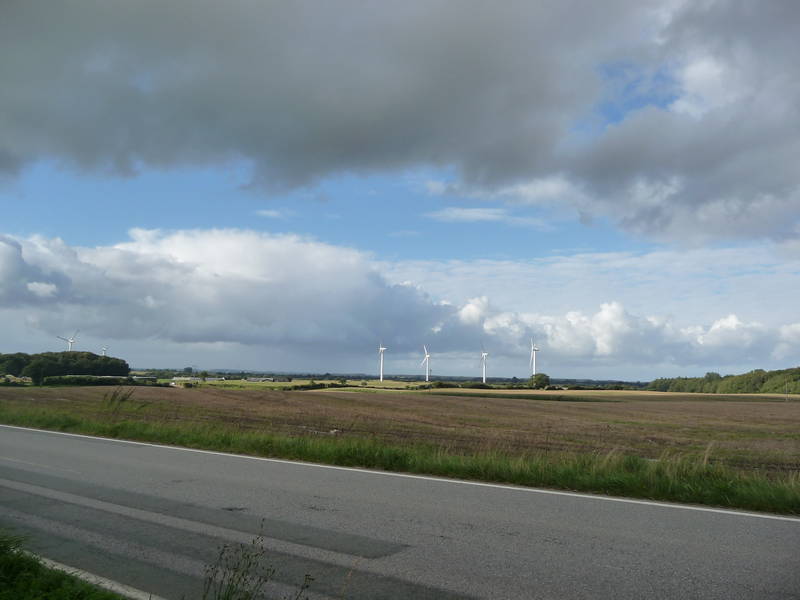 Landschaft mit Windenergieanlagen
