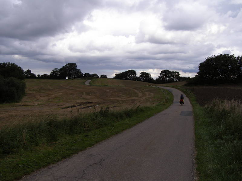 Geschwungene Sträßchen in kleinen Hügeln