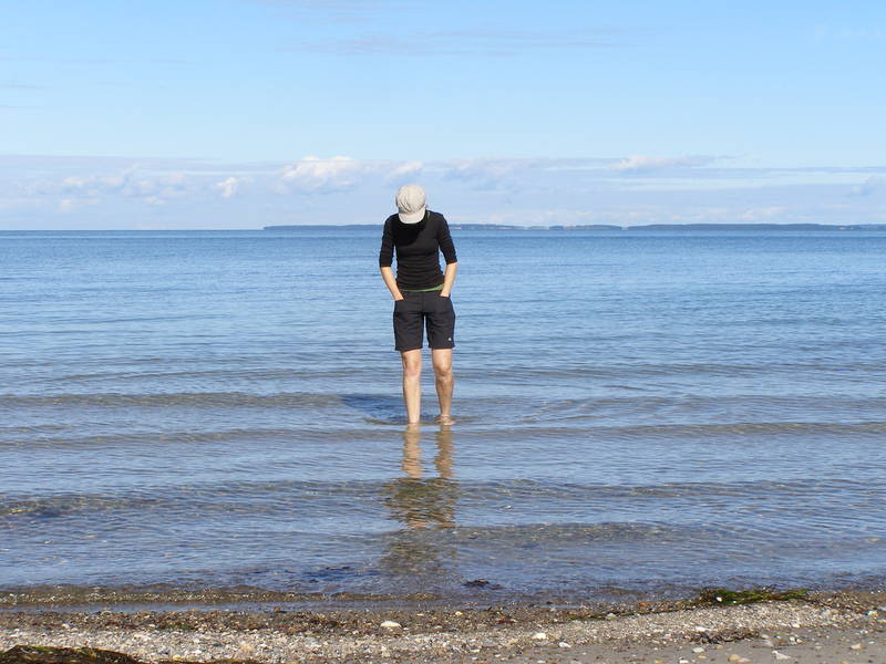 Es ist warm genug, um zumindest die Füße in der Ostsee zu baden.