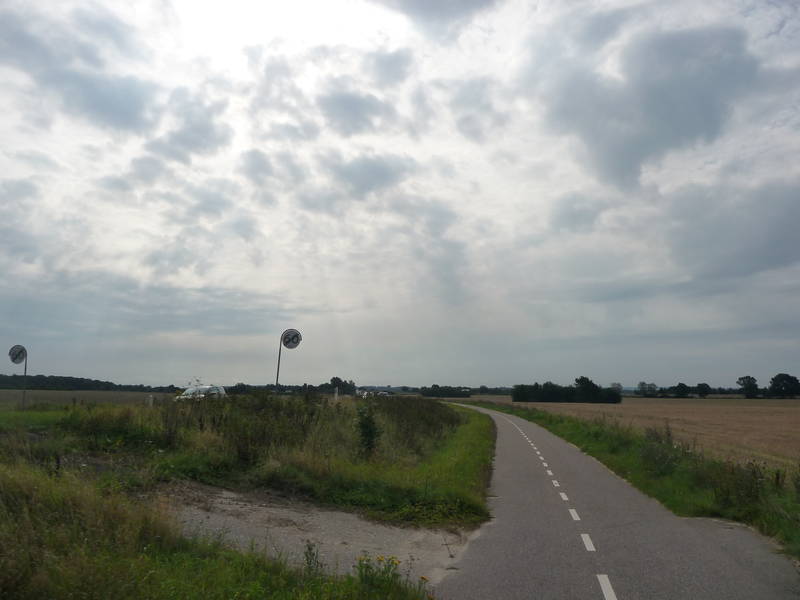 Radweg entlang einer etwas größeren Straße
