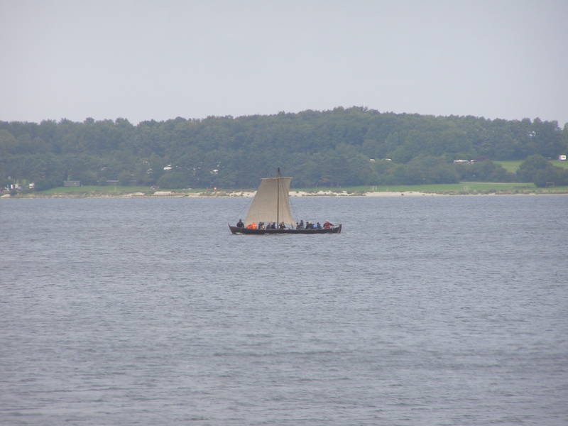 Wem es nicht zu kalt ist, der kann eine Runde im originalgetreuen Wikingerboot mitfahren.
