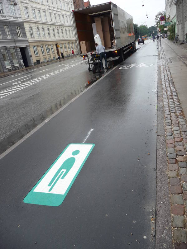 Wegmarkierung für grüne Welle im Berufsverkehr.