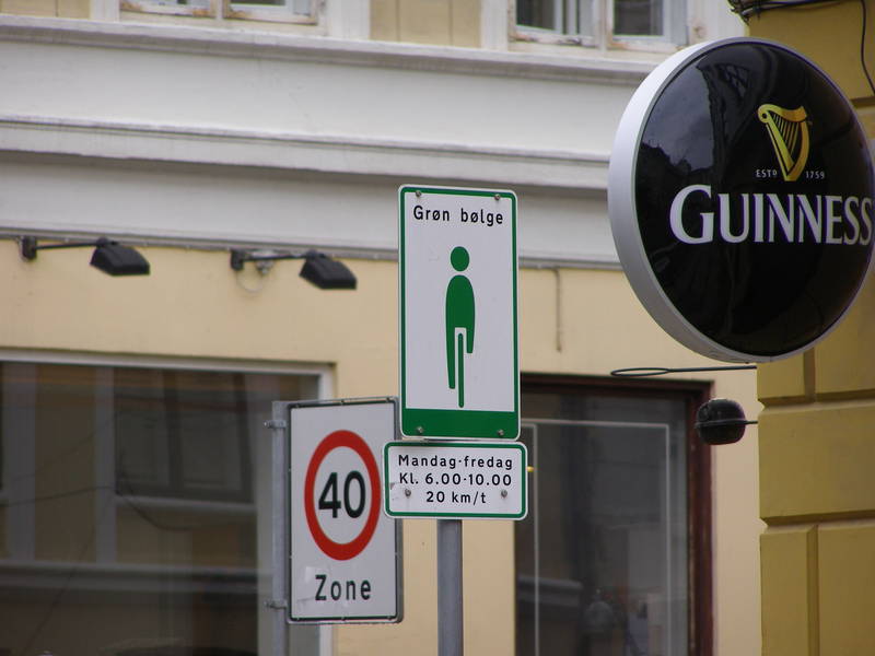 Hinweisschild zur grünen Welle bei 20km/h von Montag bis Freitag von 6 bis 10 Uhr.
