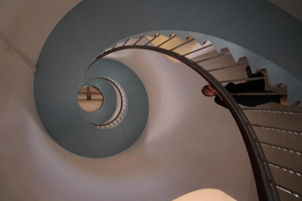 Spiralförmig windet sich die Treppe im Leuchtturm empor.
