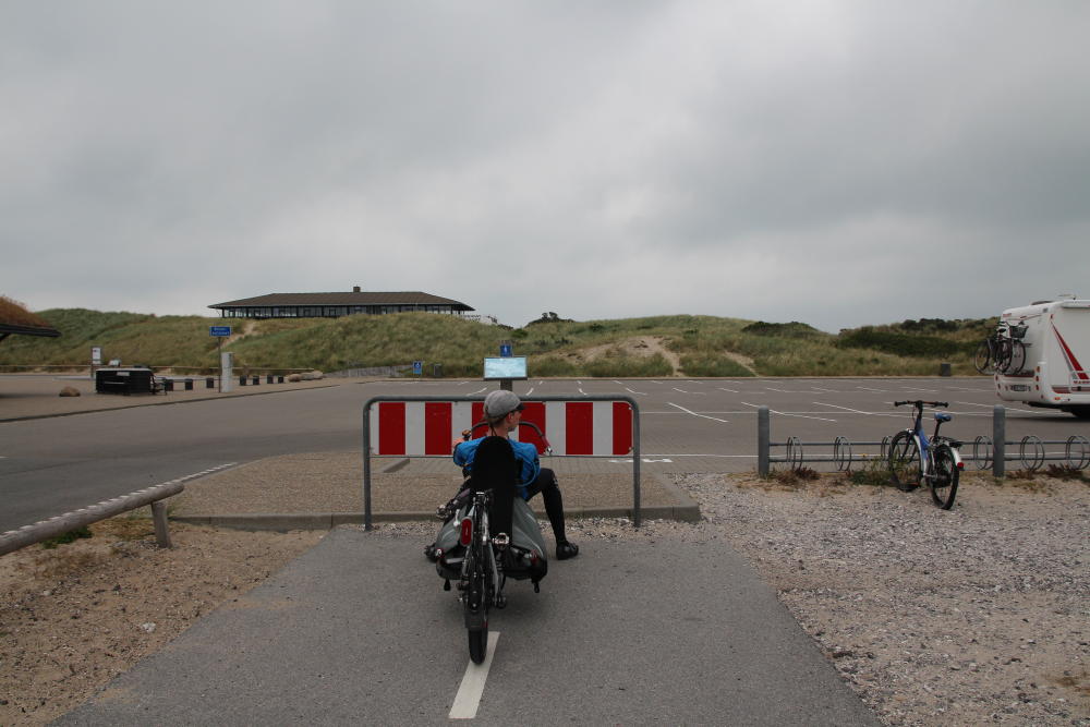 Und angekommen: Hier endet der Radweg und man muss zu Fuß weiter.
