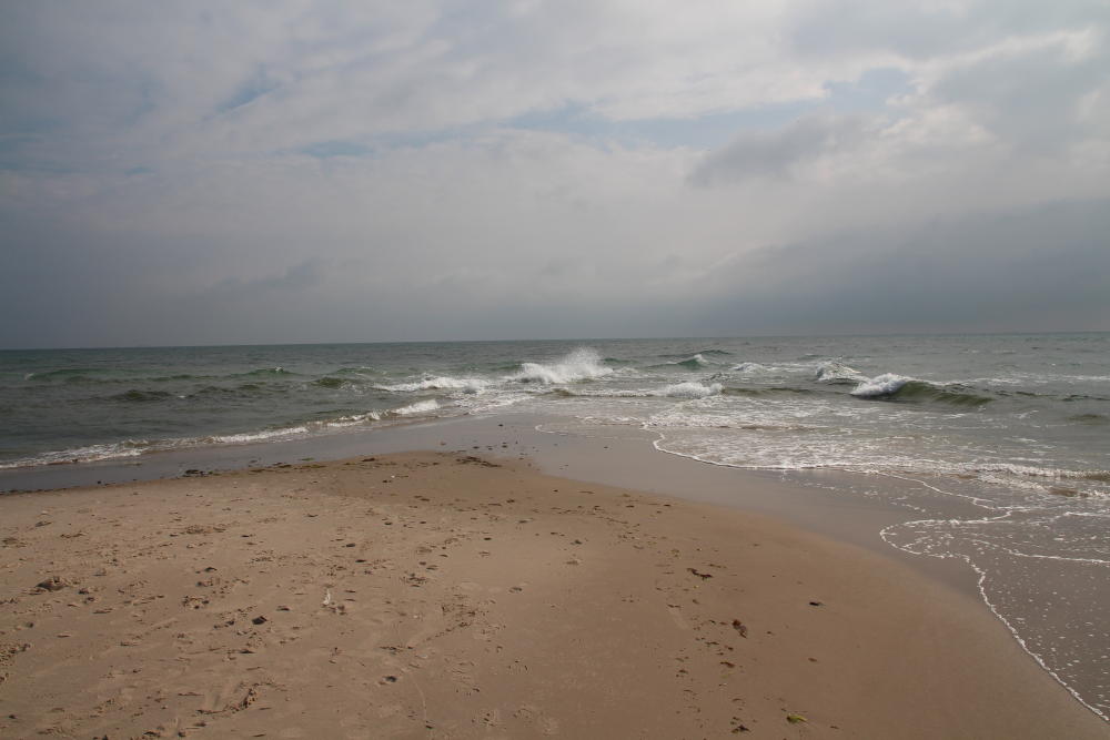 Und schließlich ganz unspektakulär: Rechts die Ostsee, links die Nordsee, die hier ihre Wellen aufeinanderlaufen lassen.
