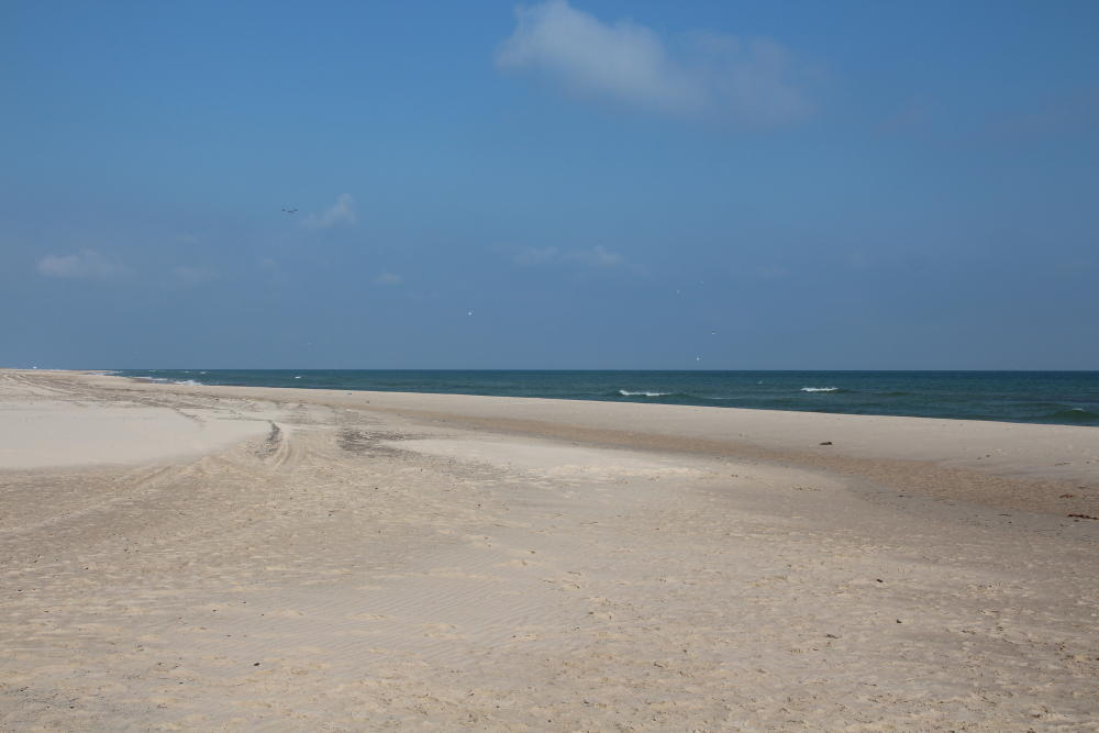 Die Nordsee sieht mit ihrem Sandstrand und dem blauen Himmel richtig idyllisch aus. Einige behaupten gar, dass man an den unterschiedlichen Farben Nord- und Ostsee sehr genau auseinanderhalten könne. Ich behaupte, dass das einfach am Sonnenstand und der Blickrichtung liegt.
