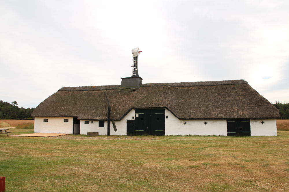 Eine alte Mühle, der die Flügel fehlen. Offensichtlich taugt diese Stelle auch als Übernachtungsplatz, da in der Mühle sogar frei zugängliche Toiletten sind, ganz zu schweigen von der kleinen Ausstellung mit Videos. Nicht weit davon standen auch Shelter und ein Zelt hätte da sowieso hingepasst. Wenn da nur die äußerst penetranten Bremsen nicht gewesen wären...
