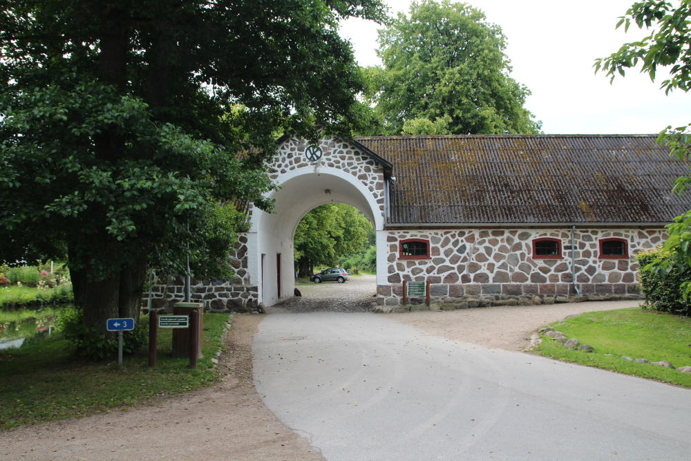Bangsbo bei Frederikshavn: Ein Museum, für das wir uns dann doch nicht die Zeit genommen haben, aber immerhin haben wir uns das Drumherum angesehen.
