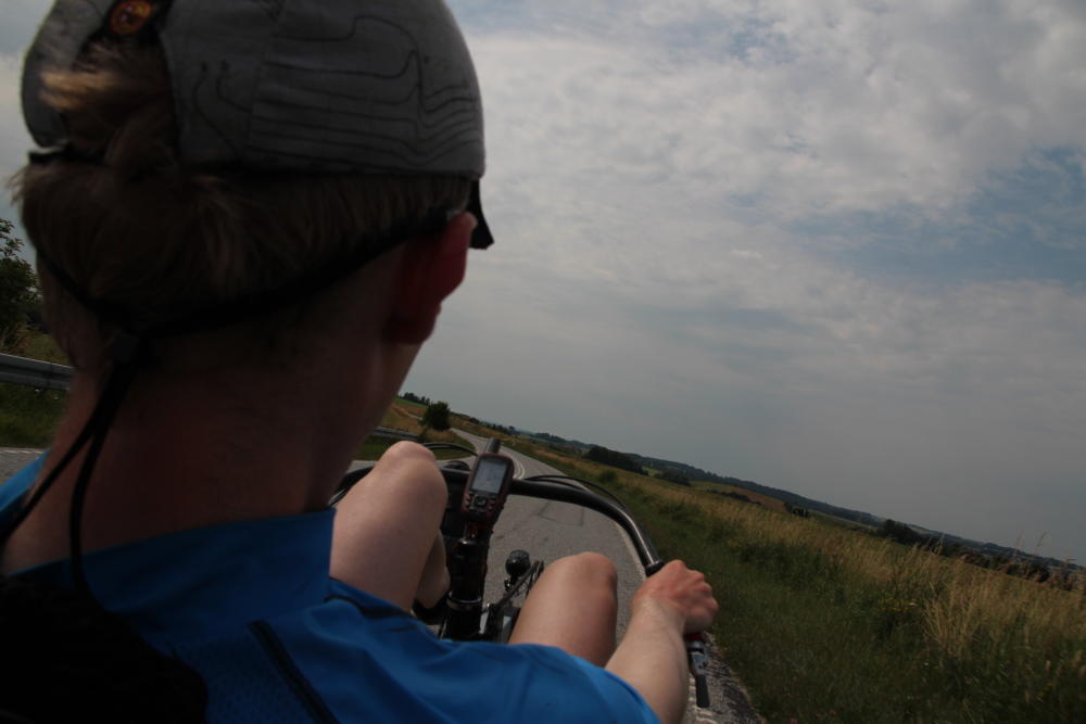 Durch die Hügel gibt's auch öfter mal flotte Abfahrten mit herrlichen Kurven. Das Tandem lief dabei hin und wieder bis auf rund 70km/h.
