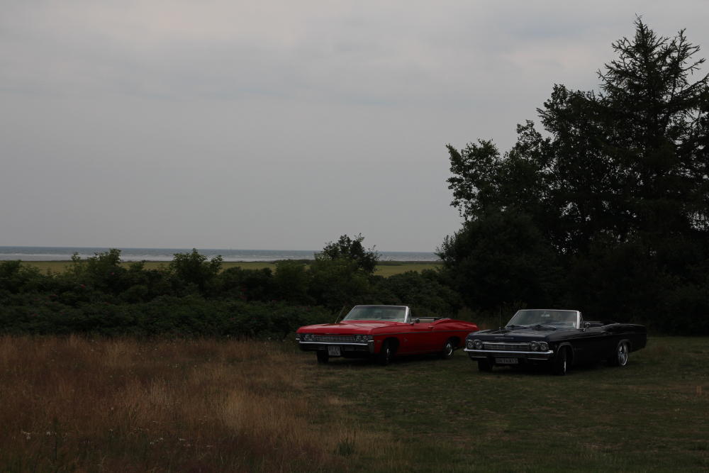 Huch, haben wir uns verfahren? Gelegentlich trifft man auf solche Fahrzeuge in Dänemark, die ja zumindest nett anzusehen sind, ansonsten aber jeglicher Vernunft widersprechen.